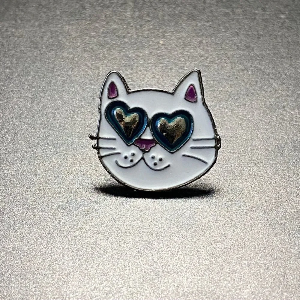 Heart Eyes Kitty Enamel Pin/ Brooch